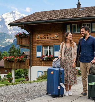 pareja con maletas suiza